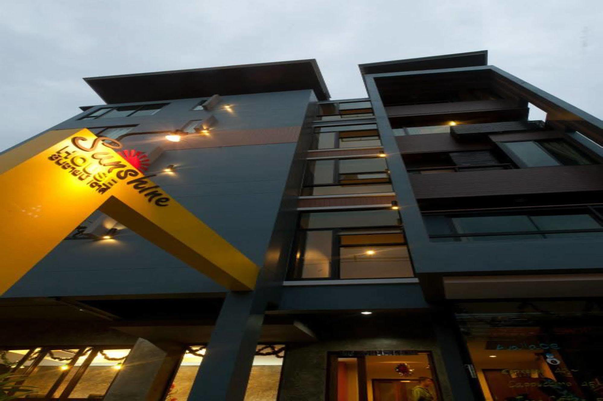Oyo 233 Sunshine House Hotel Chiang Mai Exterior photo